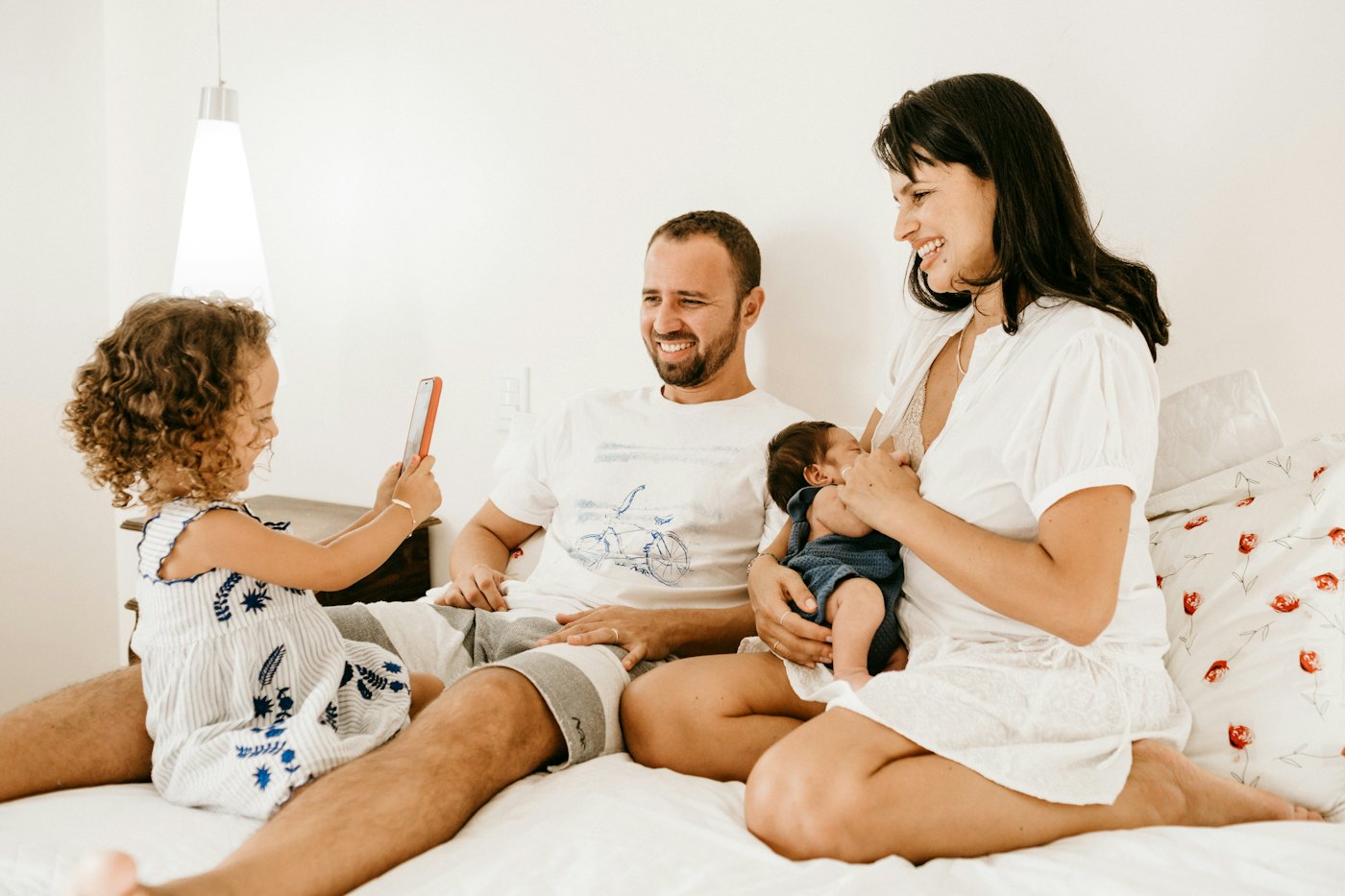 Bunda bersama bayi dan keluarga